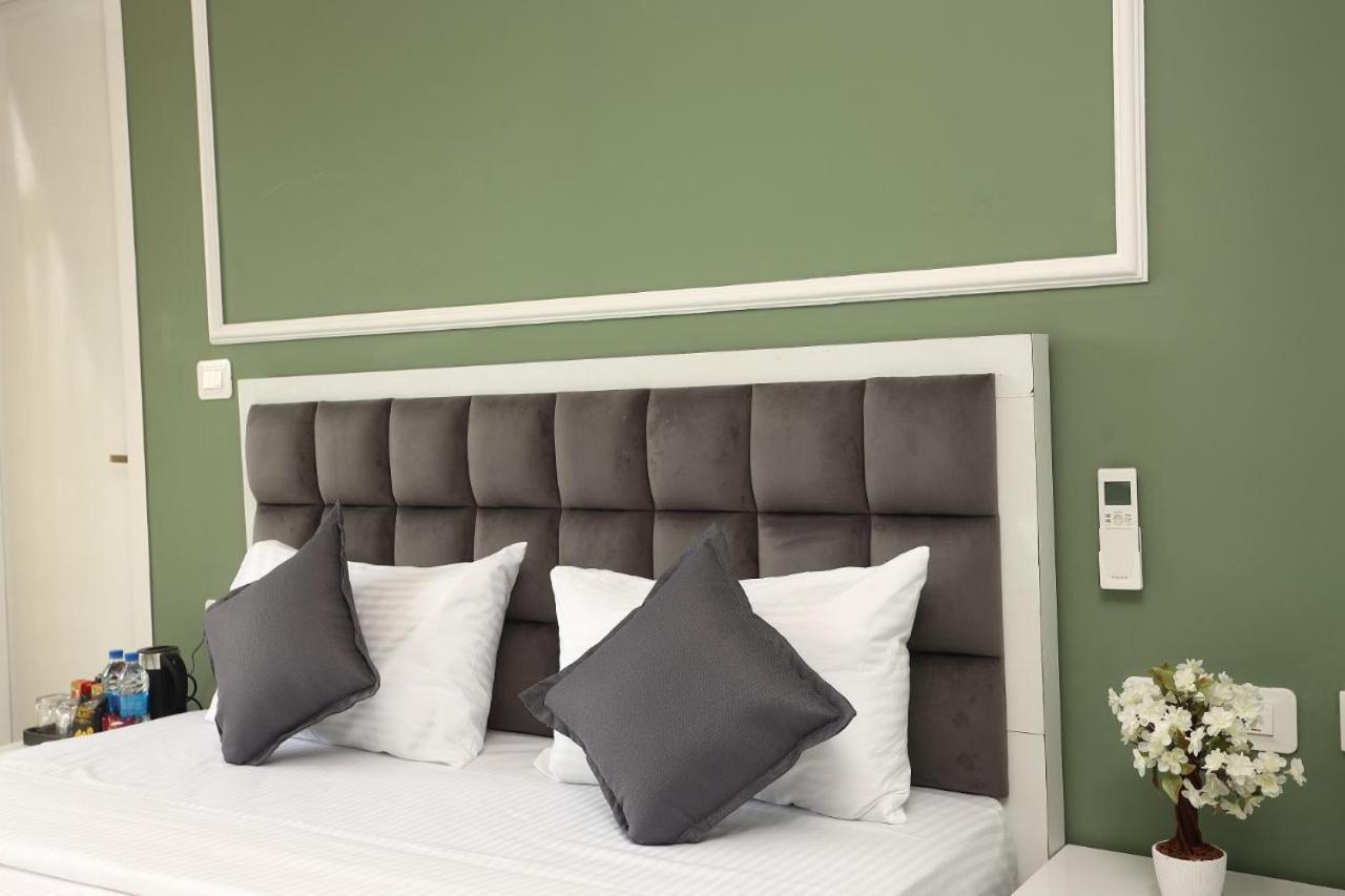 White Mint 3*